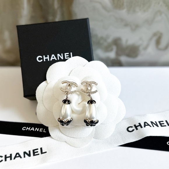 Chanel AB5694 Scallop Pearl Camelia Flower Dangle CC Crystal Drop Earrings - Picture 5 of 9